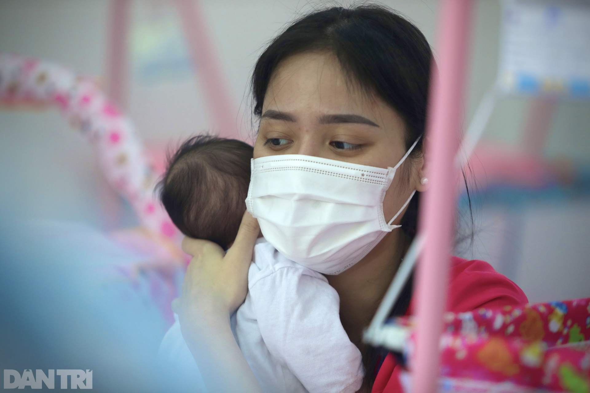 Khi tiếp viên hàng không làm bảo mẫu cho những trẻ sơ sinh có mẹ là F0 - 12 Khi tiếp viên hàng không làm bảo mẫu cho những trẻ sơ sinh có mẹ là F0 - 12