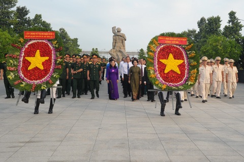 Lãnh đạo TPHCM viếng các anh hùng liệt sĩ