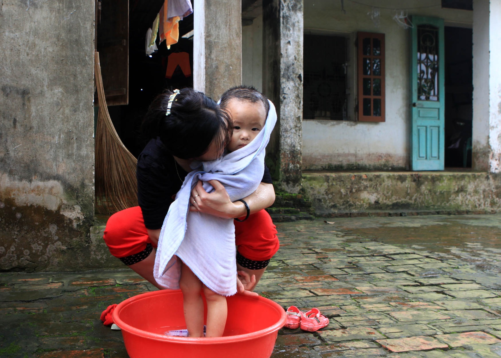 Tình mẫu tử thiêng liêng của phụ nữ Việt qua triển lãm ảnh Mẹ yêu con - 5 Tình mẫu tử thiêng liêng của phụ nữ Việt qua triển lãm ảnh Mẹ yêu con - 5