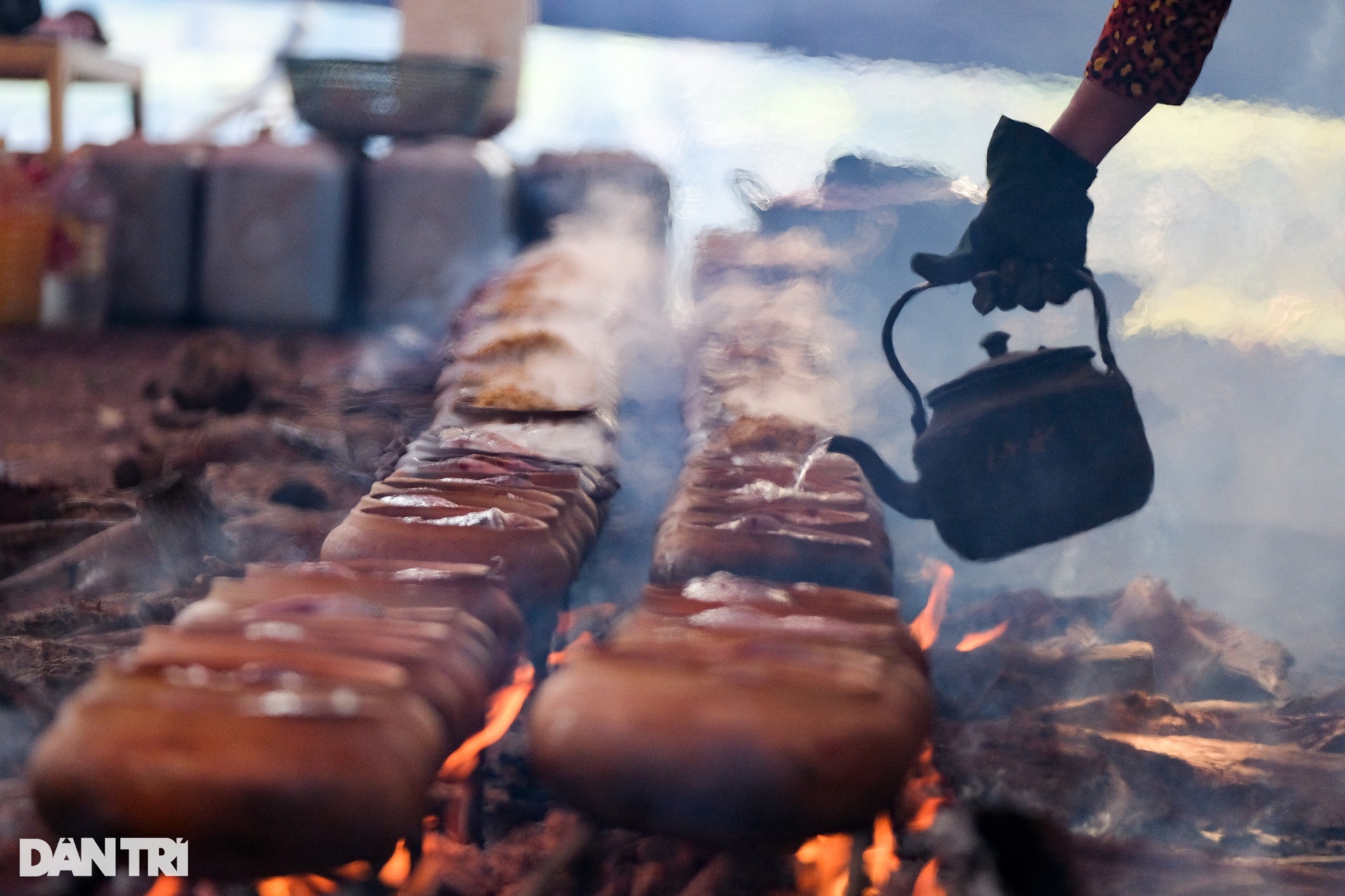 Dân làng Vũ Đại cay xè mắt kho hàng nghìn niêu cá phục vụ khách mua dịp Tết - 8