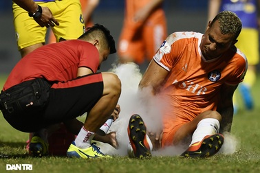 Những tình huống chơi bóng thô bạo của CLB Hà Nội trước SHB Đà Nẵng