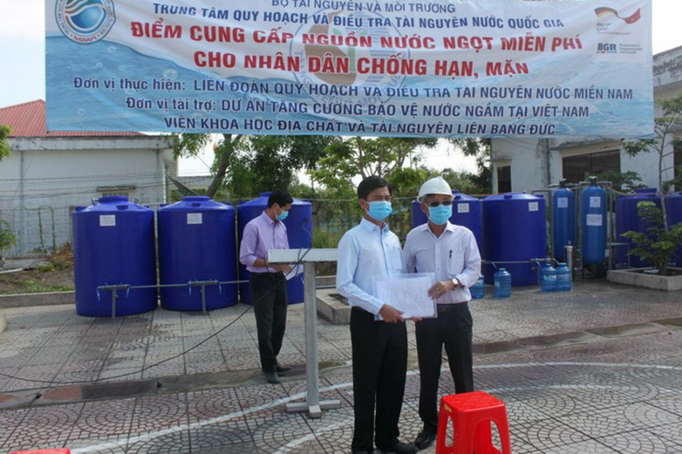 Hàng nghìn dân vùng hạn mặn tiếp tục được cung cấp nước sạch miễn phí - 1 Hàng nghìn dân vùng hạn mặn tiếp tục được cung cấp nước sạch miễn phí - 1