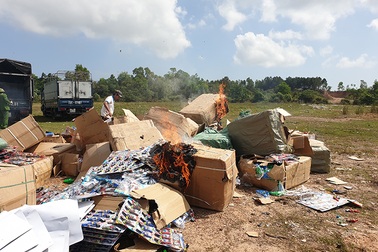 Tiêu hủy số lượng lớn súng đồ chơi nguy hiểm nhập lậu từ Trung Quốc
