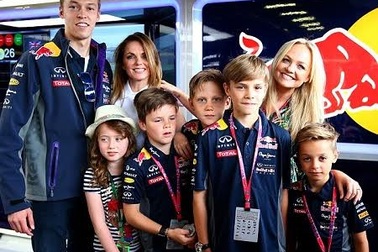 Hai quý tử nhà Beckham nổi bật khi đi xem đua xe