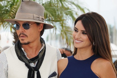 Penelope Cruz sánh đôi Johnny Depp tại LHP Cannes