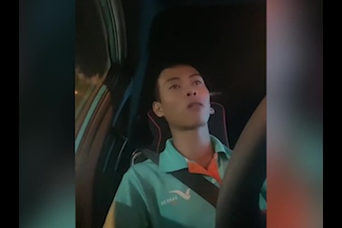 Tài xế xe công nghệ vừa lái xe, vừa đọc rap đầy tài hoa