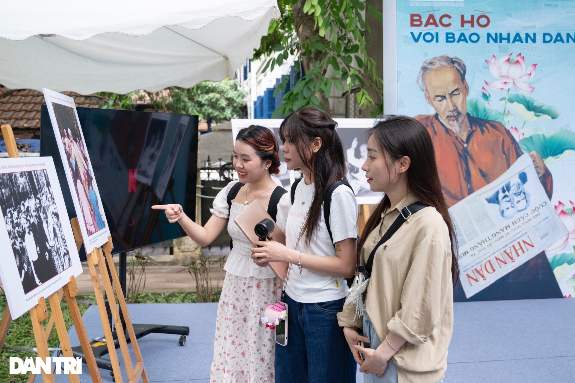 Tham quan triển lãm ảnh Chủ tịch Hồ Chí Minh, nhận phụ san đặc biệt về Bác - 10 Tham quan triển lãm ảnh Chủ tịch Hồ Chí Minh, nhận phụ san đặc biệt về Bác - 10