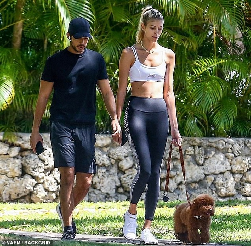 Thiên thần nội y Devon Windsor khoe eo thon trên phố - 2