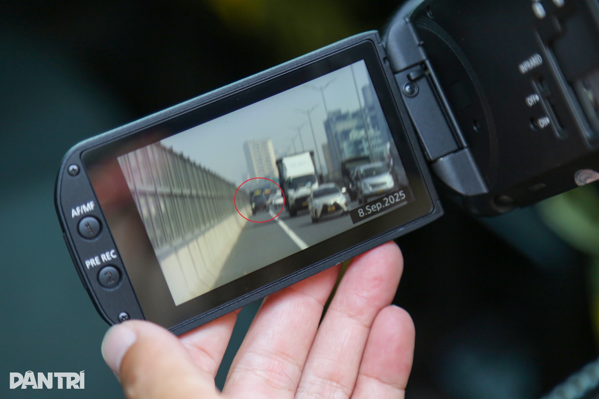 CSGT đi mô tô, dùng camera ghi hình tài xế đi vào làn khẩn cấp Vành đai 3 - 5