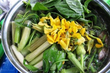 Canh chua bông điên điển xứ bưng biền