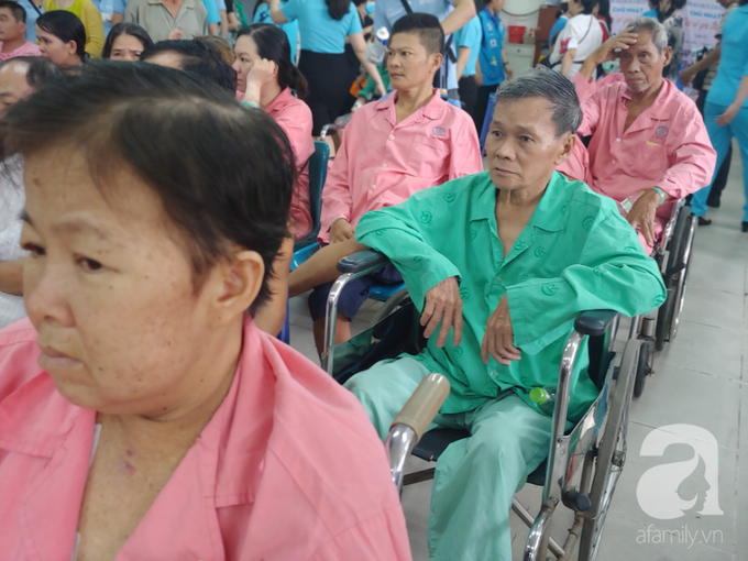 Buổi ca nhạc kỳ lạ ở Sài Gòn: Vừa hát vừa cắt tóc gội đầu, không bao giờ mong gặp lại khán giả - Ảnh 14. Buổi ca nhạc kỳ lạ ở Sài Gòn: Vừa hát vừa cắt tóc gội đầu, không bao giờ mong gặp lại khán giả - Ảnh 14.