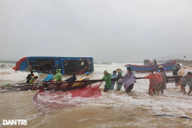Sóng gió to bất thường, hàng loạt tàu cá bị chìm, cả làng ứng cứu