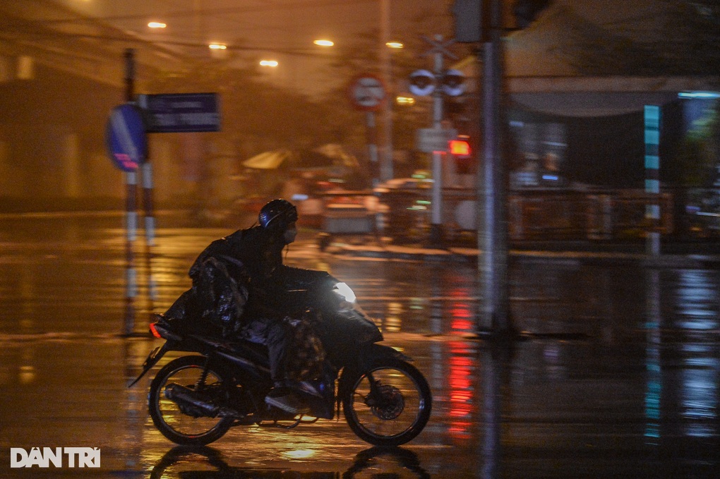 Người dân đội mưa, xuyên đêm trở lại Thủ đô sau kỳ nghỉ Tết - 4 Người dân đội mưa, xuyên đêm trở lại Thủ đô sau kỳ nghỉ Tết - 4