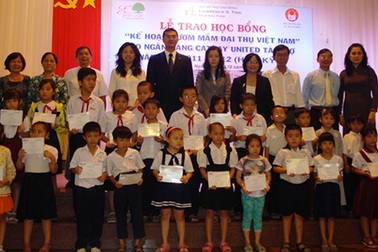 Trao 100 suất học bổng tới học sinh diện chính sách