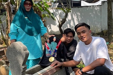 Xúc động với hành động của ngôi sao U22 Indonesia khi giành HCV SEA Games