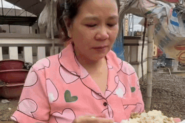 Người phụ nữ nghẹn ngào bật khóc nhận hộp cơm sau 5 ngày cầm cự giữa lũ