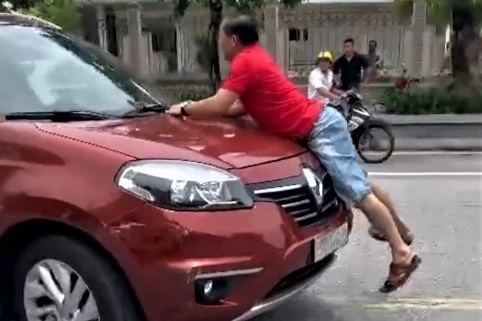 Tài xế chở người đàn ông nằm trên nắp capo sau va chạm giao thông - 1