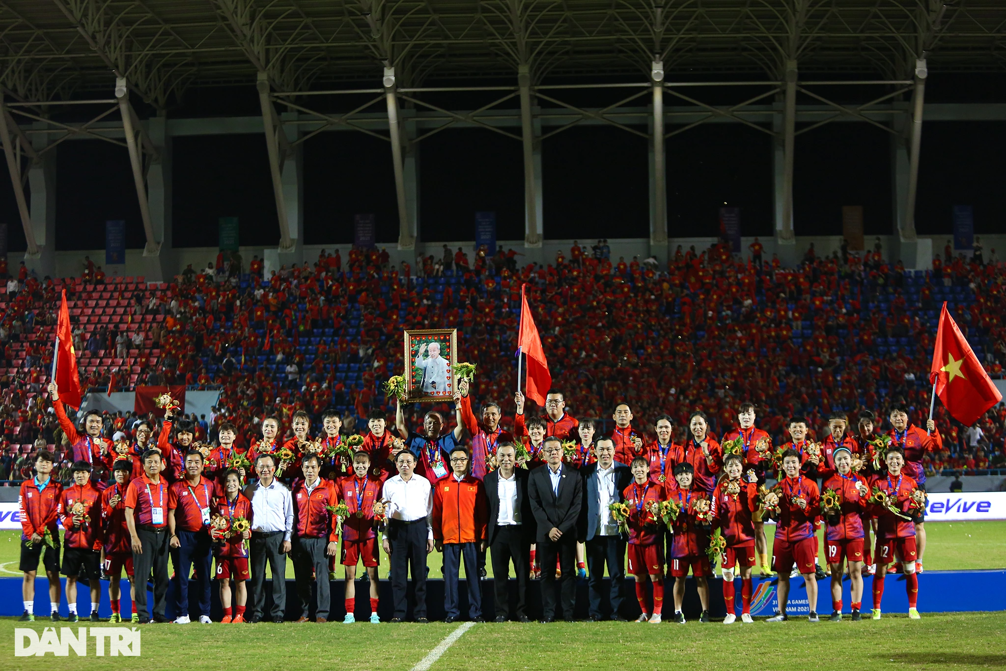 Khoảnh khắc ăn mừng bùng nổ của tuyển nữ Việt Nam sau khi vô địch SEA Games - 18 Khoảnh khắc ăn mừng bùng nổ của tuyển nữ Việt Nam sau khi vô địch SEA Games - 18