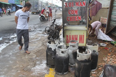 Hãi hùng cảnh xe máy chở 7 bình gas bốc cháy giữa đường