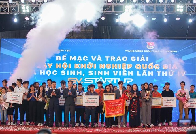 Thứ trưởng Bộ GD&ĐT Ngô Thị Minh trao giải nhất cho khối sinh viên.