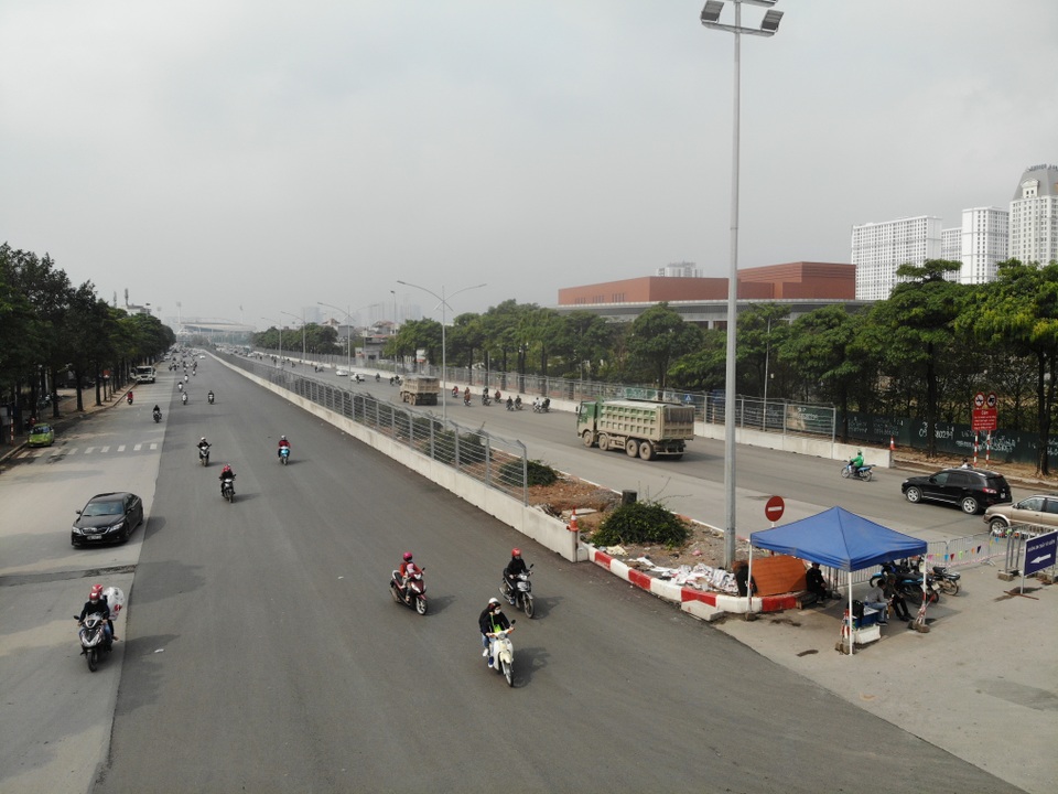 Bất chấp lệnh cấm nhiều xe tải hạng nặng vẫn ngạo nghễ vào đường đua F1 - 1 Bất chấp lệnh cấm nhiều xe tải hạng nặng vẫn ngạo nghễ vào đường đua F1 - 1