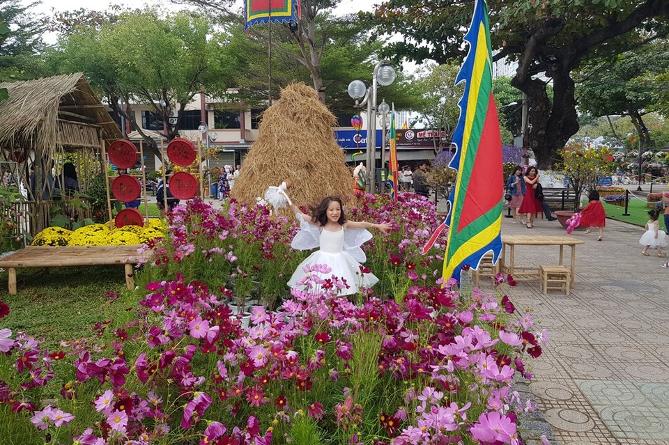 Nha Trang: Công viên bờ biển ngập sắc hoa, người dân náo nức du xuân sớm - 4 Nha Trang: Công viên bờ biển ngập sắc hoa, người dân náo nức du xuân sớm - 4