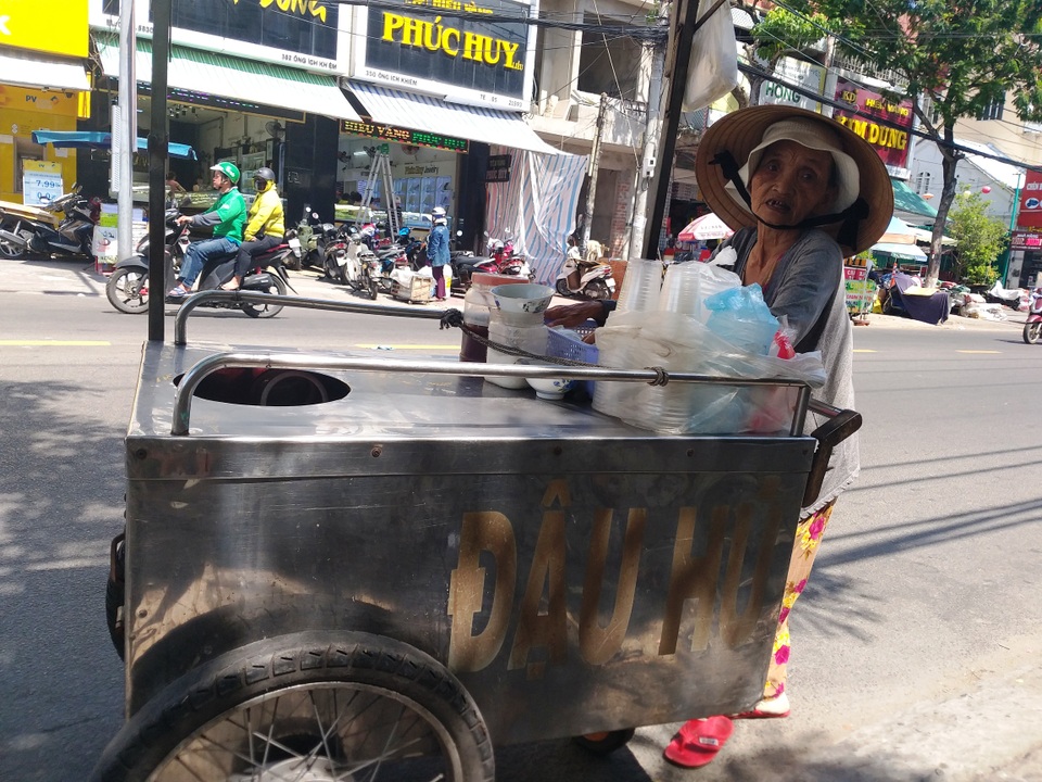 Người Đà Nẵng nhọc nhằn mưu sinh giữa cái nắng “cháy da, cháy thịt” - 1 Người Đà Nẵng nhọc nhằn mưu sinh giữa cái nắng “cháy da, cháy thịt” - 1