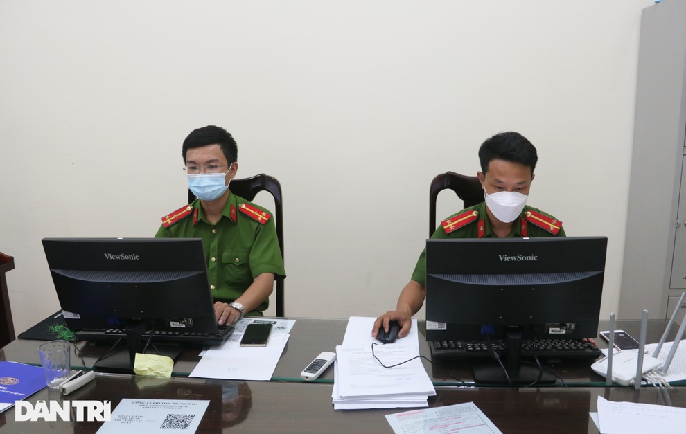 Cận cảnh quá trình Công an Hà Nội cấp giấy đi đường loại mới cho người dân - 5 Cận cảnh quá trình Công an Hà Nội cấp giấy đi đường loại mới cho người dân - 5
