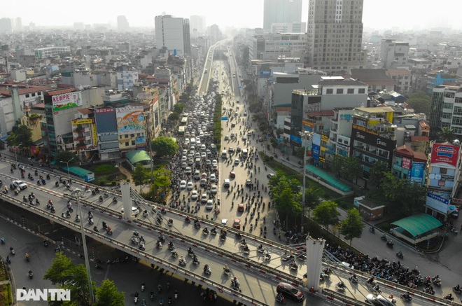 Ngã tư khổ sở tắc vẫn hoàn tắc sau ngày thông xe đường trên cao - 4 Ngã tư khổ sở tắc vẫn hoàn tắc sau ngày thông xe đường trên cao - 4