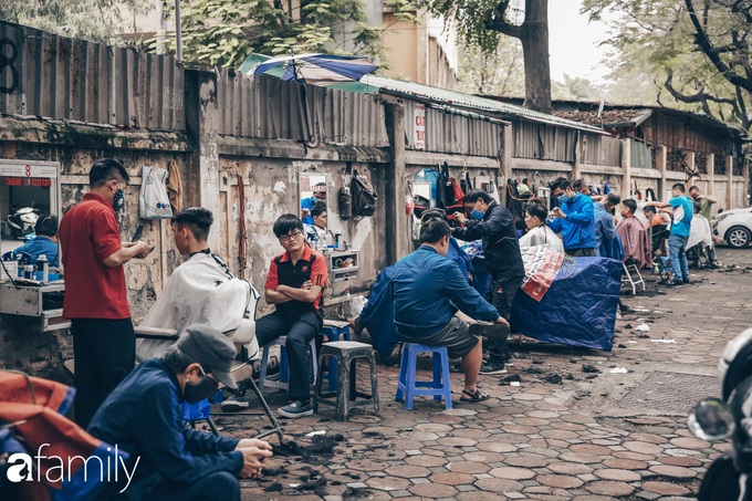 Ngày cuối tuần đầu tiên sau khi gỡ bỏ lệnh cách ly, tiệm cắt tóc đông nghịt, "thượng đế" phải ngồi đợi đến lượt chẳng khác gì thời bao cấp - Ảnh 9.