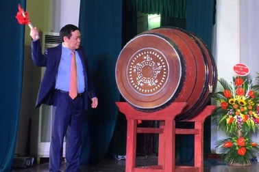 Phó Thủ tướng Vương Đình Huệ đánh trống khai trường tại trường chuyên Khoa học tự nhiên