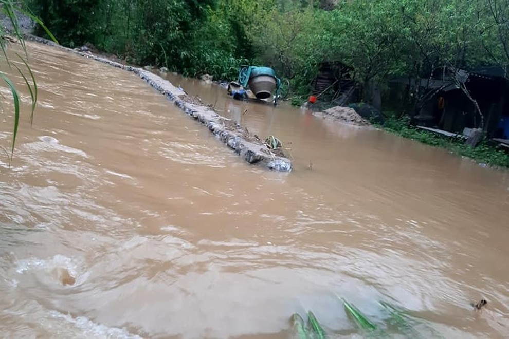 Mưa lớn suốt 24 giờ gây ngập lụt ở huyện cao nhất Nghệ An - 6 Mưa lớn suốt 24 giờ gây ngập lụt ở huyện cao nhất Nghệ An - 6