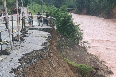 Mưa lũ "nuốt" gần nửa mặt đường ở Lai Châu