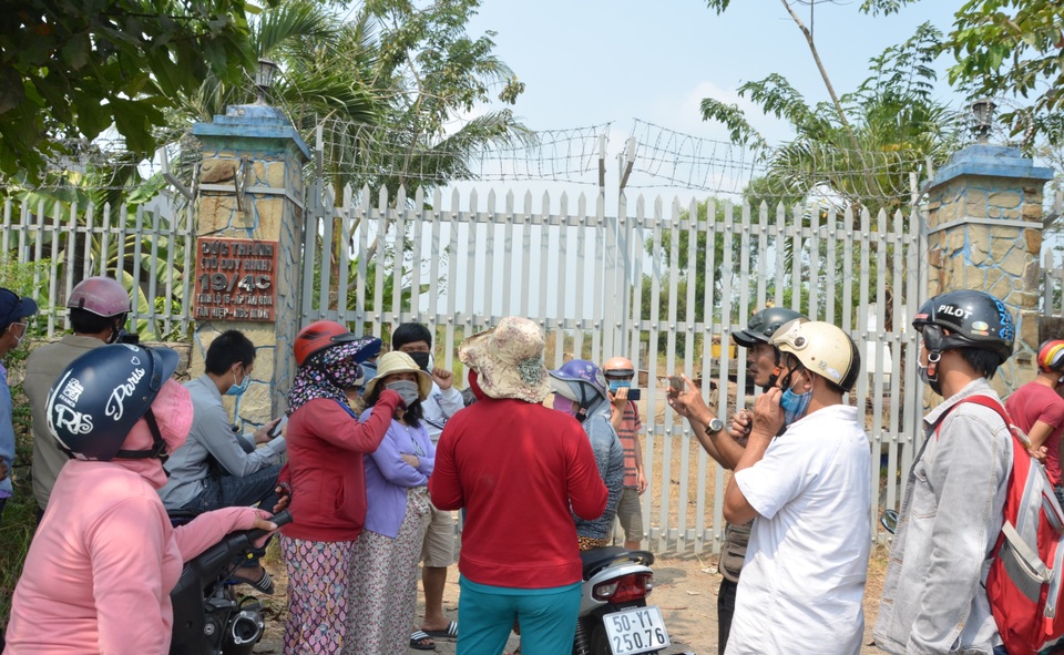 Người dân kéo đến nghía qua khe cửa căn nhà Tuấn “khỉ” bị tiêu diệt - 8 Người dân kéo đến nghía qua khe cửa căn nhà Tuấn “khỉ” bị tiêu diệt - 8