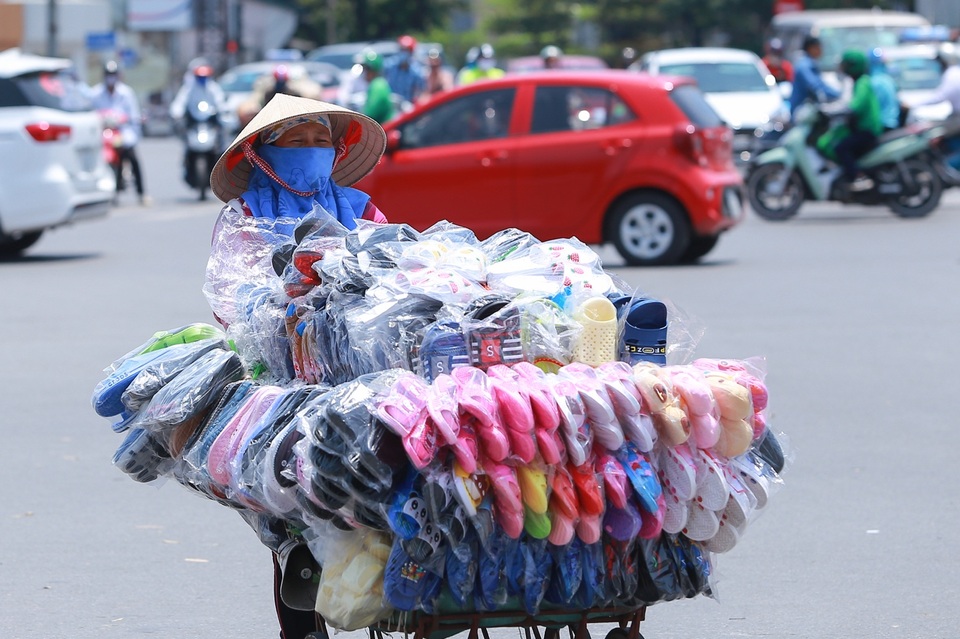 Người dân Hà Nội chật vật dưới nắng nóng như đổ lửa giữa trưa hè - 5 Người dân Hà Nội chật vật dưới nắng nóng như đổ lửa giữa trưa hè - 5