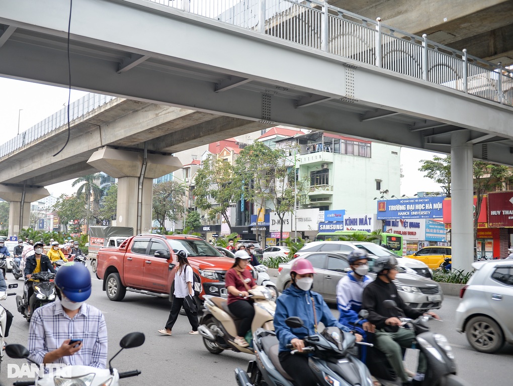 Người đi bộ phớt lờ cầu bộ hành, ngang nhiên băng qua đường ở Hà Nội - 4 Người đi bộ phớt lờ cầu bộ hành, ngang nhiên băng qua đường ở Hà Nội - 4