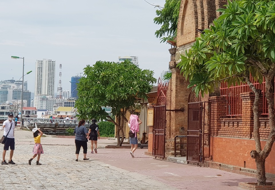 Nha Trang: Tàu du lịch nằm bờ, di tích Chăm vắng vẻ do dịch Covid-19 - 8 Nha Trang: Tàu du lịch nằm bờ, di tích Chăm vắng vẻ do dịch Covid-19 - 8