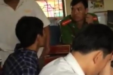 Nghi bắt cóc trẻ em, người đàn ông bị dân bao vây