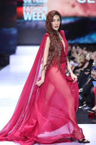 Khoảnh khắc gây sốt của dàn sao Việt tại Tuần lễ Thời trang - 2