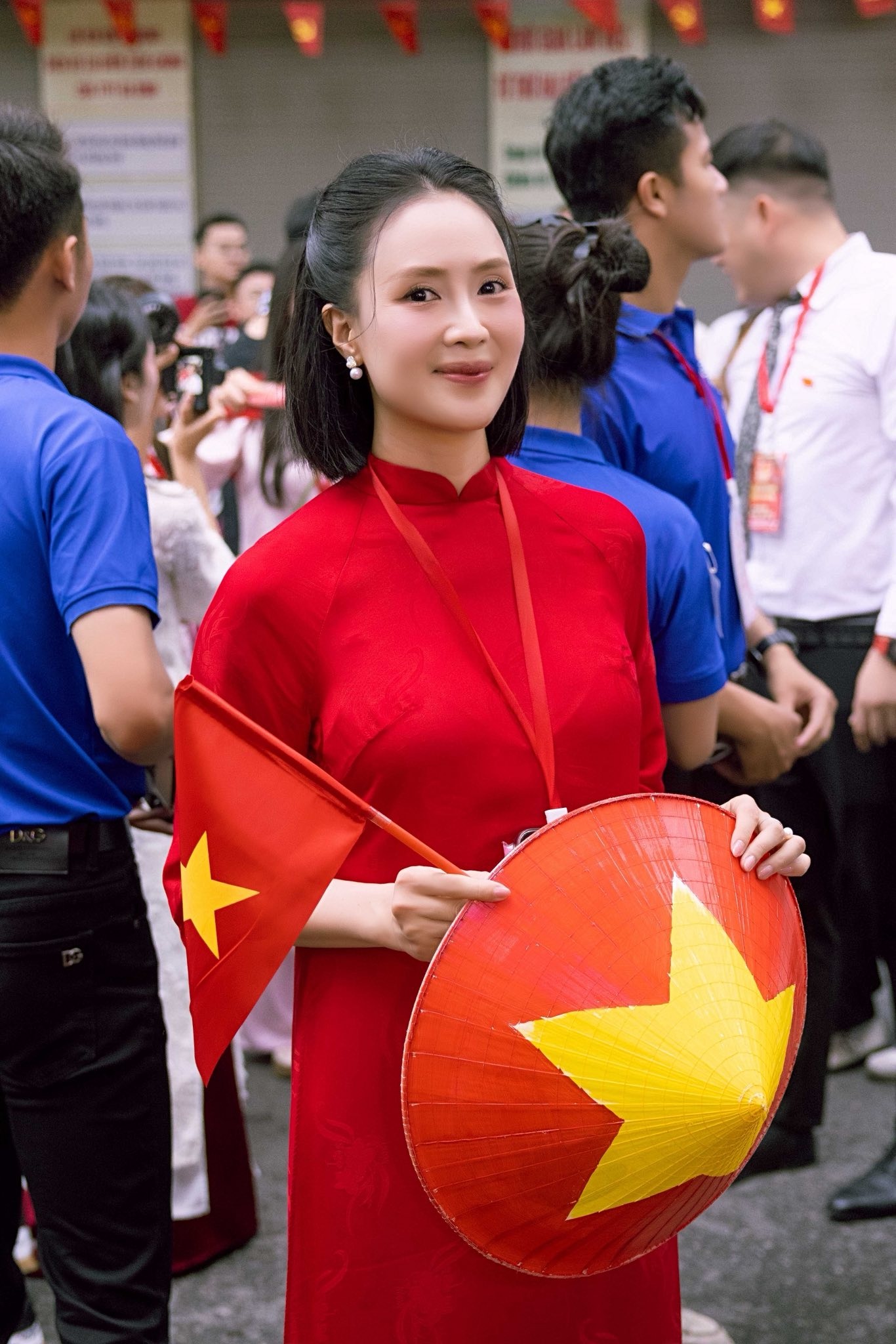 Hồng Diễm, Lương Thu Trang diện áo dài nổi bật ở buổi tập luyện diễu binh - 1