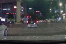 Xe máy vượt đèn đỏ, lao vút qua đầu ô tô như một cơn gió