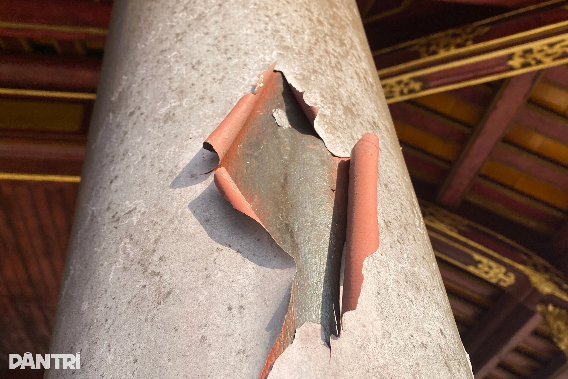 Lầu Ngũ Phụng trên cổng Ngọ Môn Huế xuống cấp, nhiều cột bong tróc lớp sơn - 11 Lầu Ngũ Phụng trên cổng Ngọ Môn Huế xuống cấp, nhiều cột bong tróc lớp sơn - 11