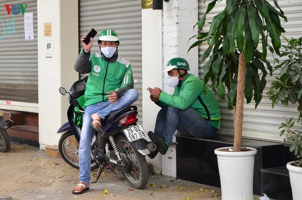 Giờ ăn trưa, shipper chen chúc lấy hàng, giao hàng mùa dịch Covid-19 - 7 Giờ ăn trưa, shipper chen chúc lấy hàng, giao hàng mùa dịch Covid-19 - 7