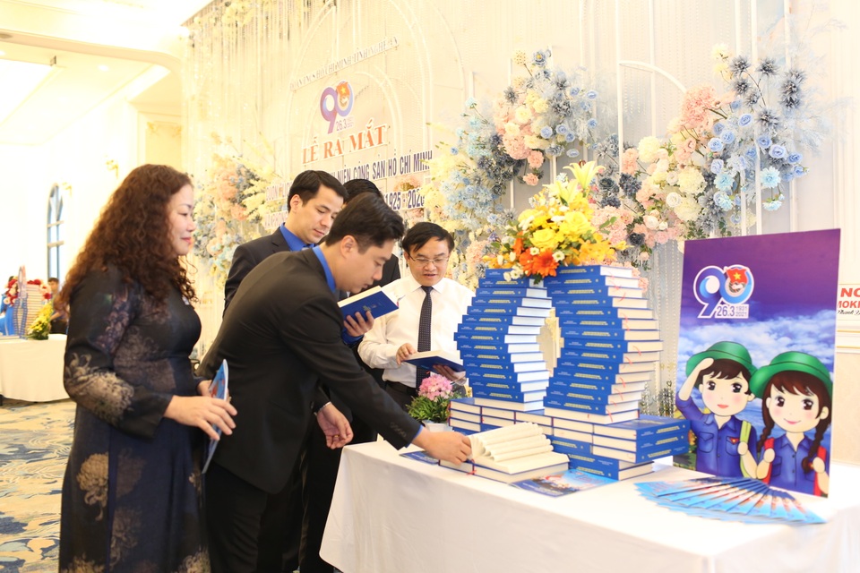 Ra mắt sách về lịch sử Đoàn và phong trào thanh thiếu niên tỉnh Nghệ An - 1 Cuốn sách "Lịch sử Đoàn thanh niên Cộng sản Hồ Chí Minh và phong trào thanh thiếu nhi Nghệ An là kho tư liệu quý báu trong công tác giáo dục, rèn luyện, bồi dưỡng thế hệ trẻ hôm nay.