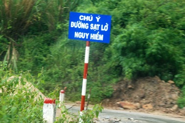 Nứt núi đe dọa hàng trăm dân nghèo