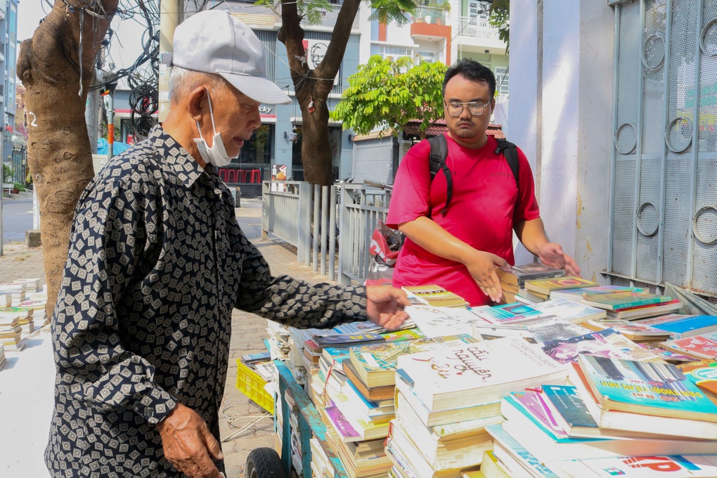 Tiệm sách ve chai của cụ ông không nhà, không tiền, không gia đình - 5 Tiệm sách ve chai của cụ ông không nhà, không tiền, không gia đình - 5