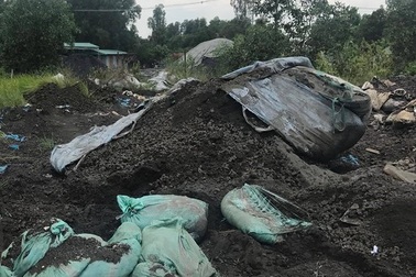 Bắt xe tải đổ trộm gần 7 tấn xỉ than