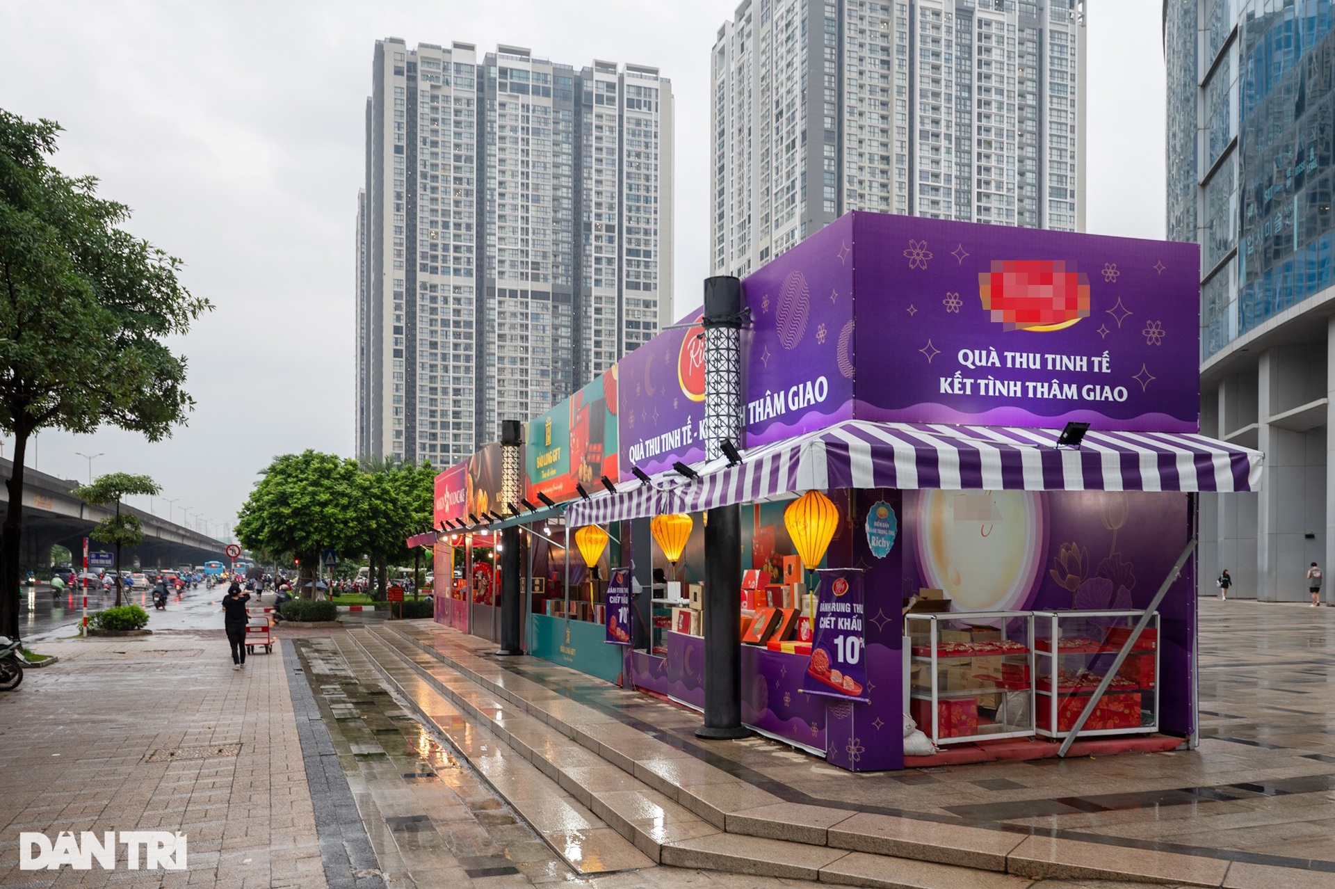 Đứng hàng giờ dưới mưa chờ mua bánh trung thu ở Hà Nội - 12