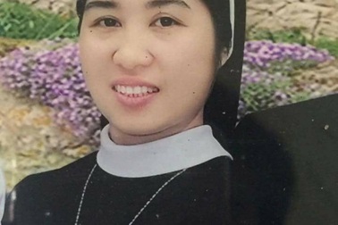 Trên đường mua bánh tổ chức  Trung thu cho trẻ em,  nữ tu bị xe bồn đâm tử vong