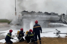 Xe chở dầu bốc cháy trước cây xăng